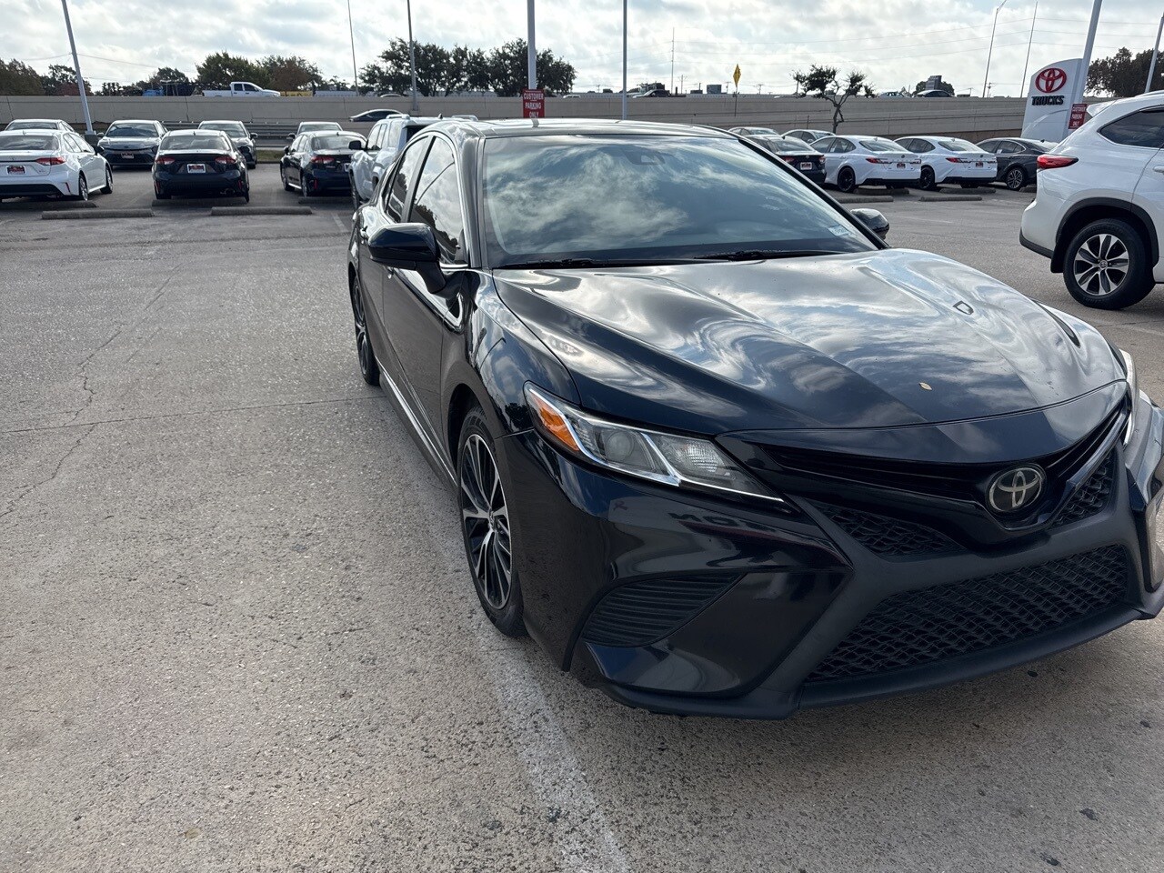 2018 Toyota Camry SE photo 3
