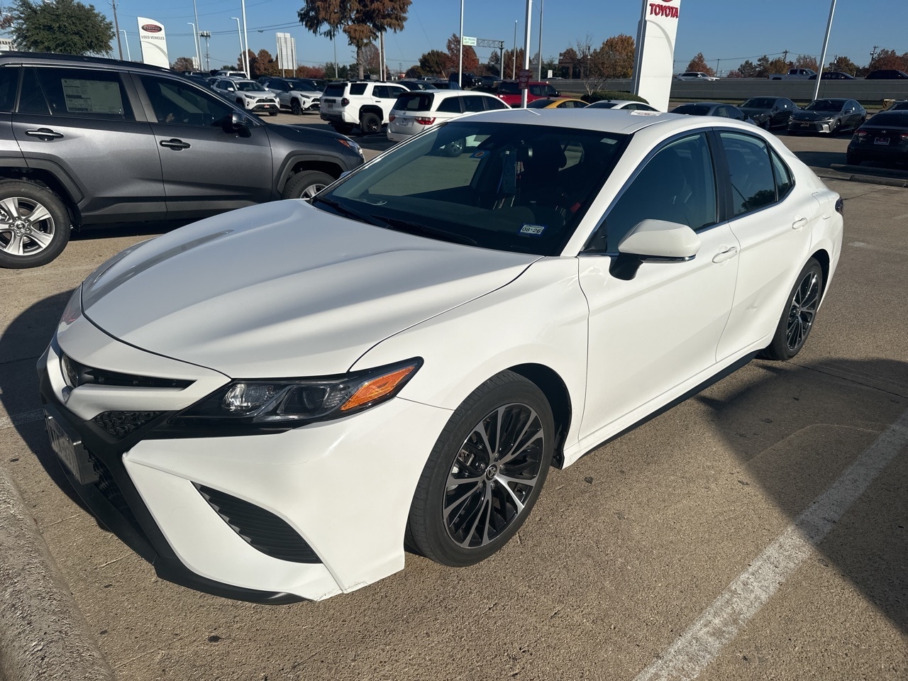 2020 Toyota Camry SE's photo