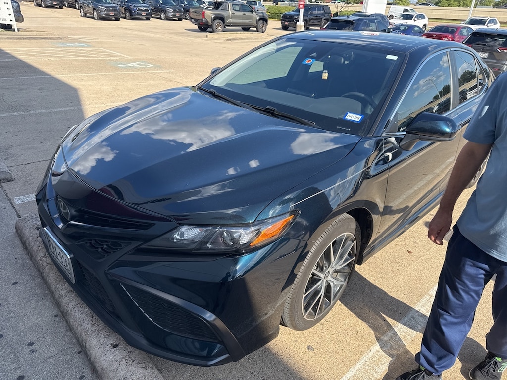 Used 2021 Toyota Camry SE w/18-in Black Machined-Finish Alloy Sedan