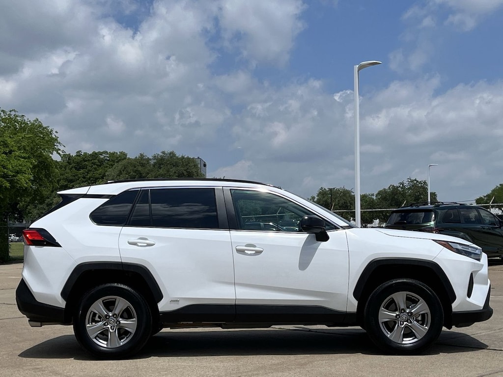 Used 2025 Toyota RAV4 Hybrid LE w/17-Inch x 7.0J Silver Aluminum Wheels SUV