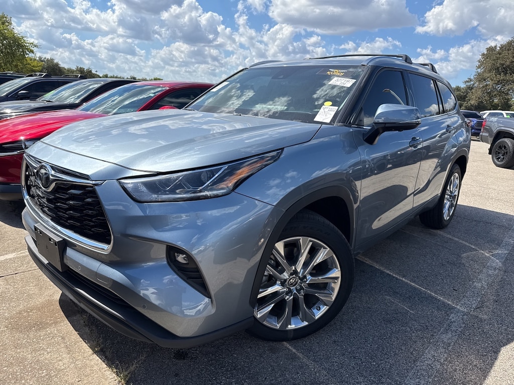 Used 2024 Toyota Highlander LE w/18-Inch Painted Alloy Wheels SUV