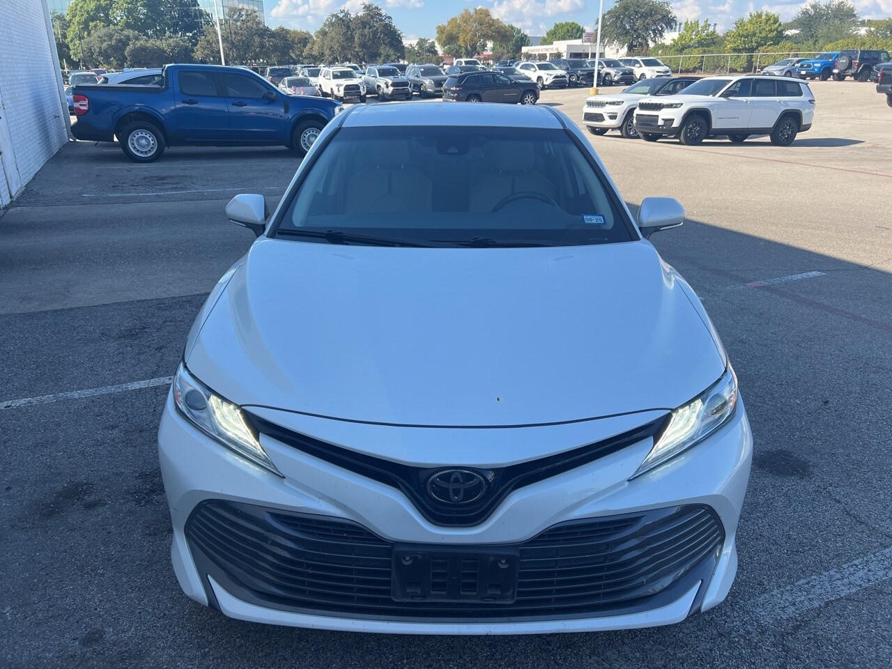2019 Toyota Camry SE XLE photo 2