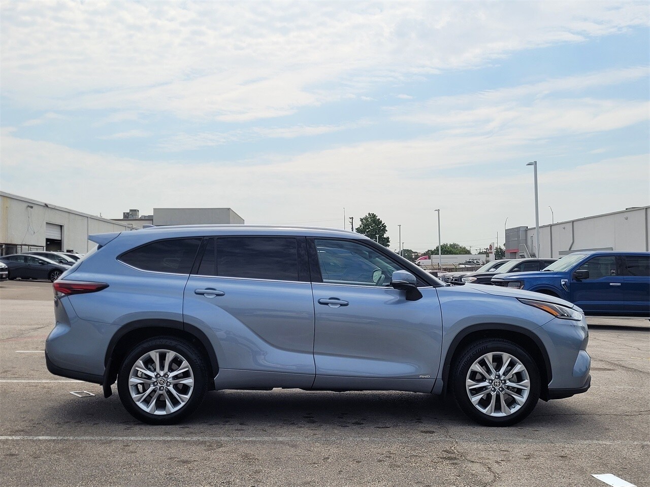 2024 Toyota Highlander Hybrid Limited photo 3