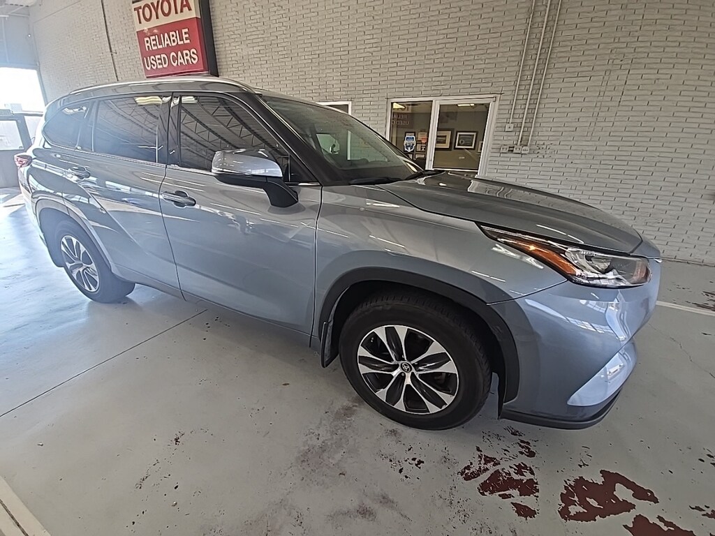 Used 2020 Toyota Highlander XLE w/18-Inch Machined Alloy Wheels SUV