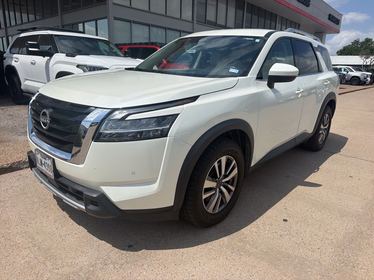 2023 Nissan Pathfinder SL 4WD's photo