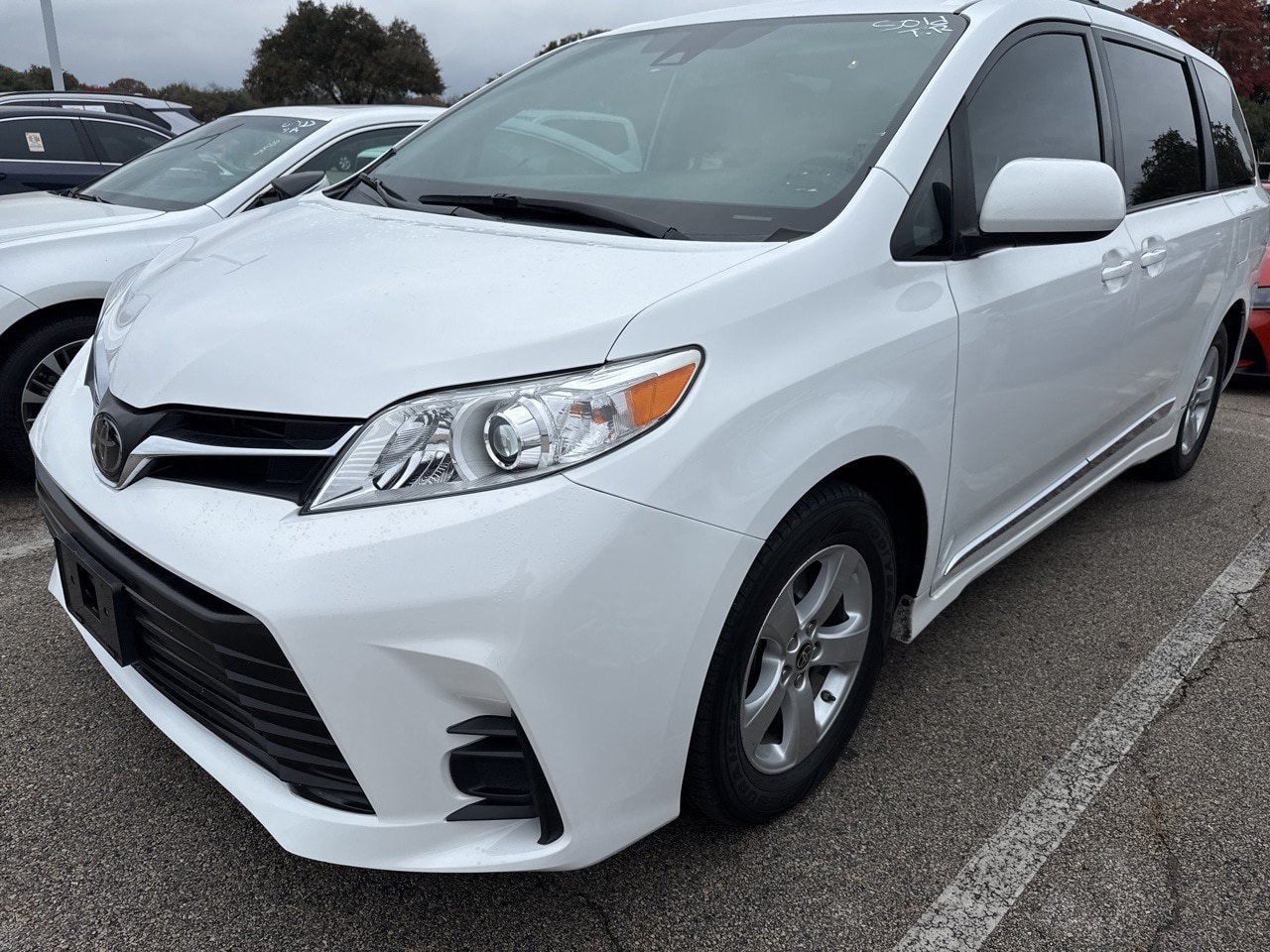2020 Toyota Sienna LE's photo