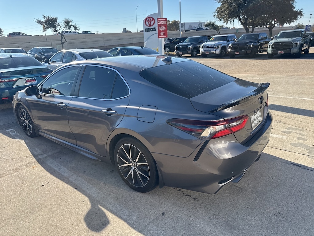 Used 2021 Toyota Camry SE w/18 Black Machined-Finish Alloy Sedan