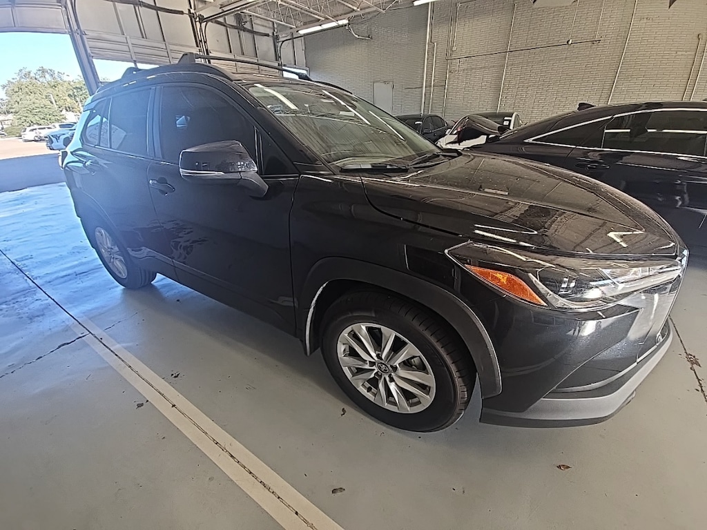 Used 2024 Toyota Corolla Cross LE w/17-Inch Silver Alloy Wheels SUV