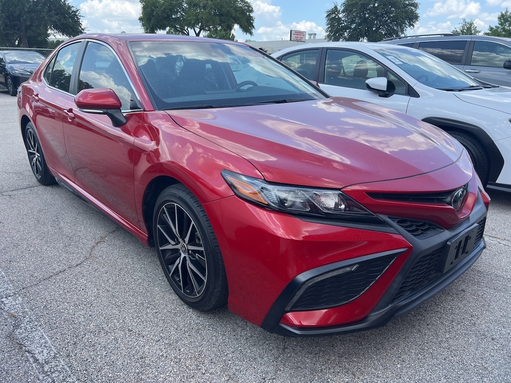 Used 2022 Toyota Camry SE w/18-in Black Machined-Finish Alloy Sedan