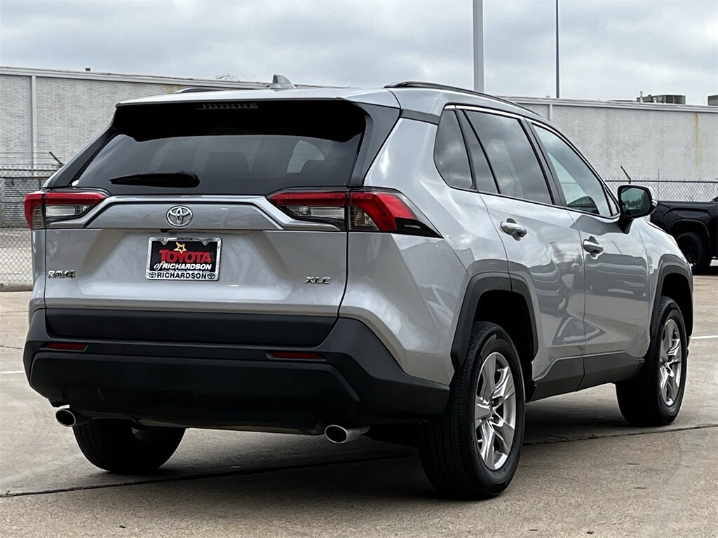 Used 2024 Toyota RAV4 XLE w/Smart-Key/17-Inch 5-Spoke Silver Alloy SUV