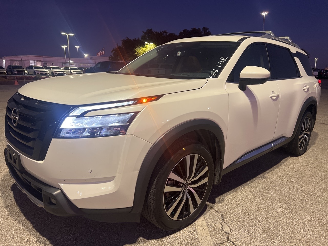 2023 Nissan Pathfinder Platinum's photo