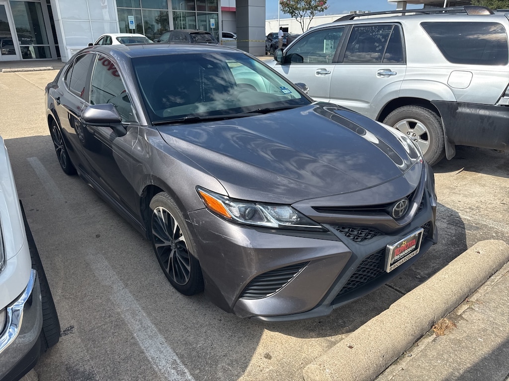Used 2020 Toyota Camry SE w/18-Inch Black Machined-Finish Alloy Sedan