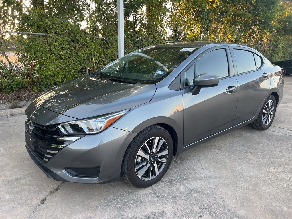 Used 2024 Nissan Versa 1.6 SV w/16-in Aluminum Alloy Wheels Sedan