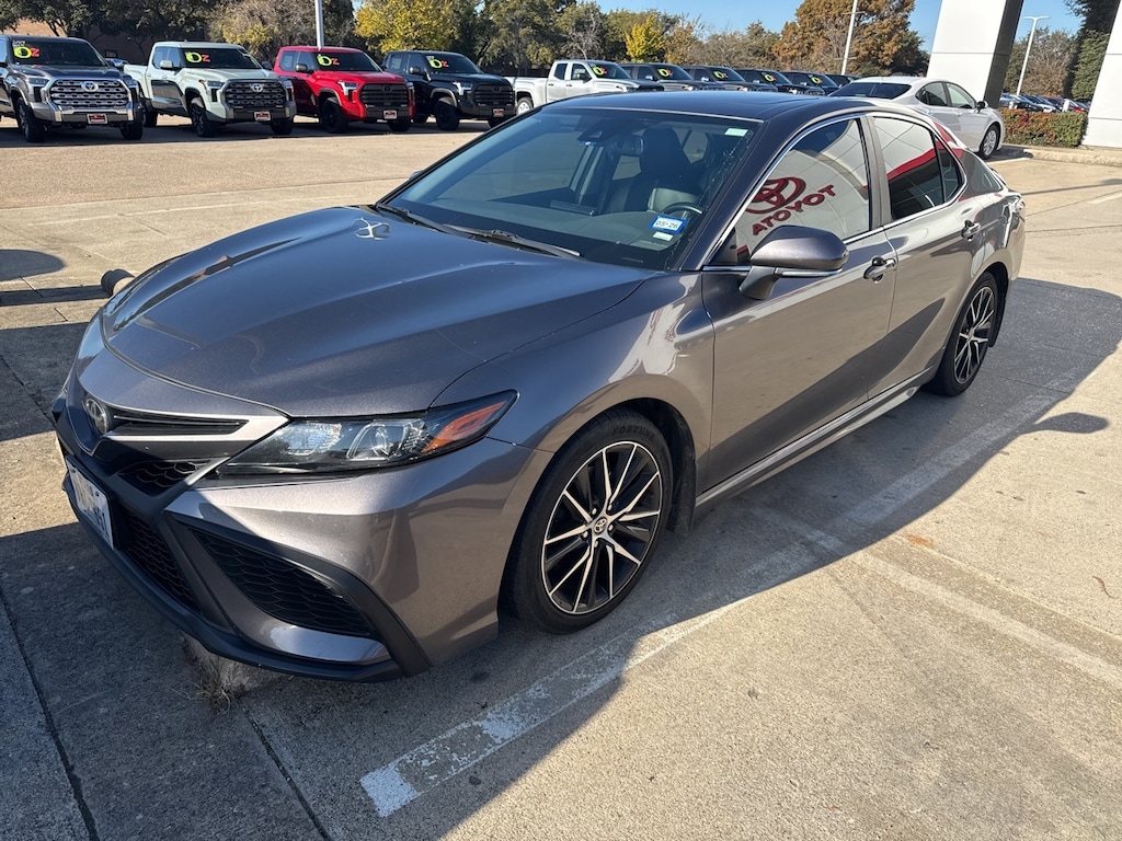 Used 2021 Toyota Camry SE w/18 Black Machined-Finish Alloy Sedan