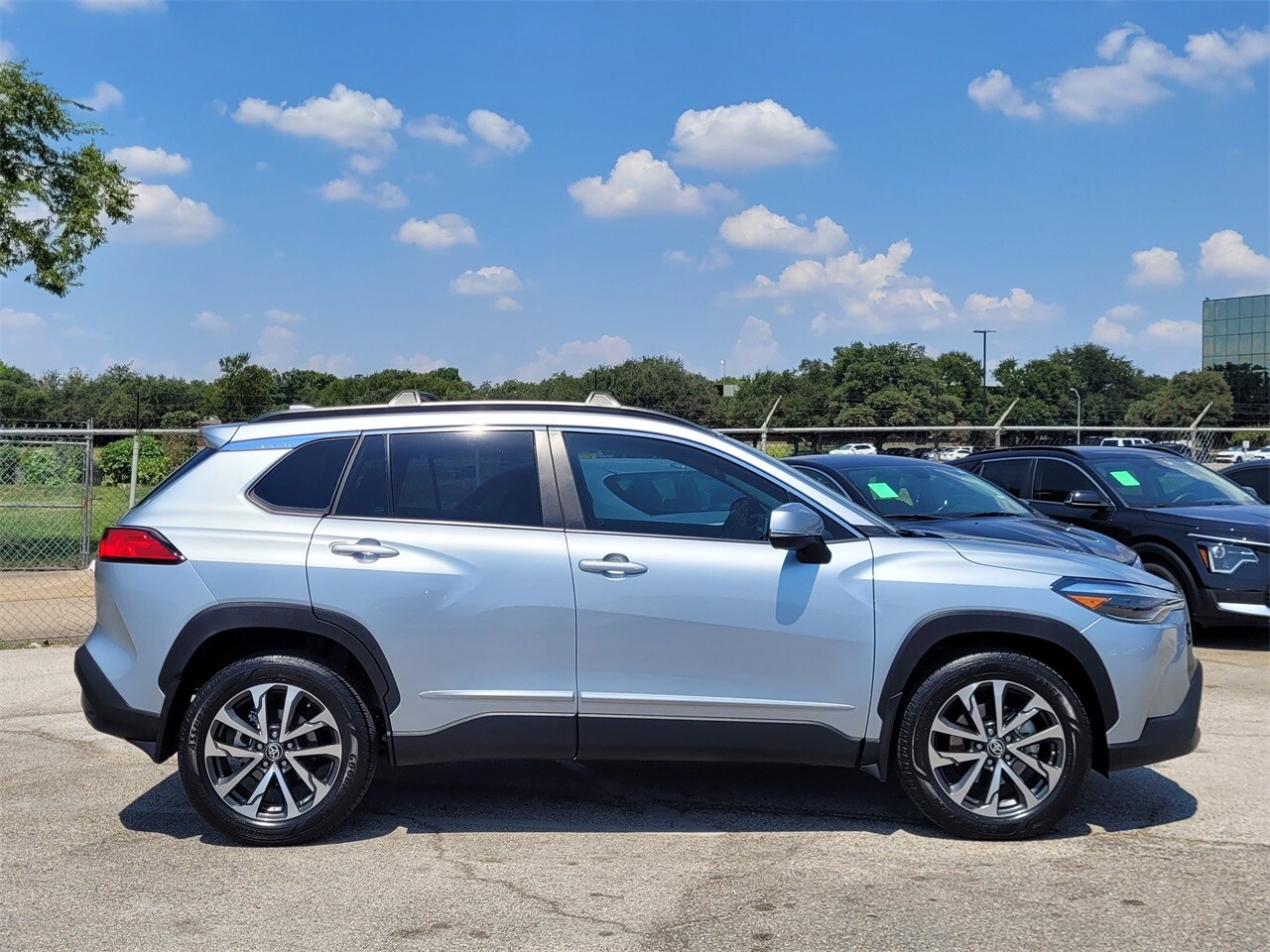 2023 Toyota Corolla Cross XLE photo 3