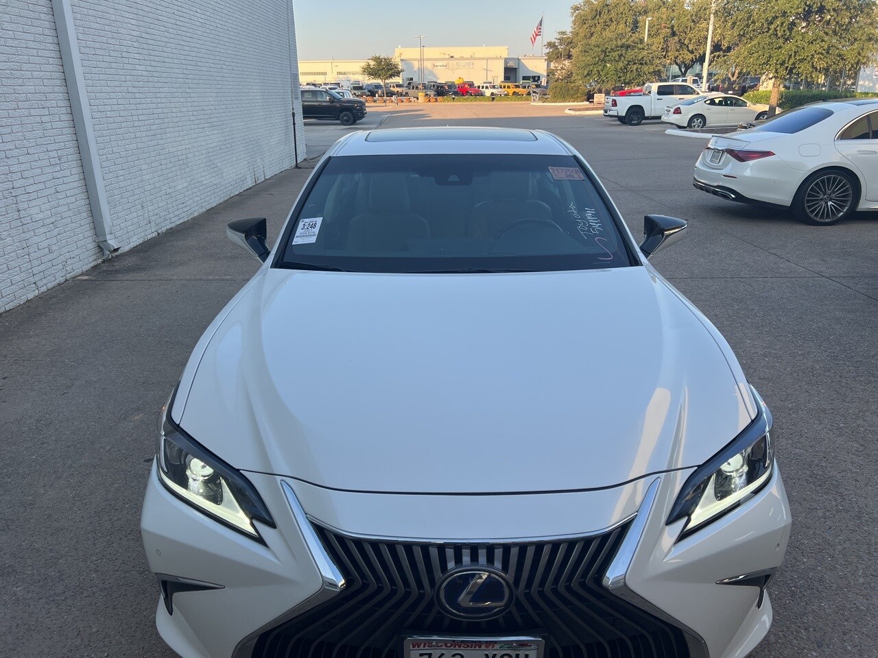 2021 Lexus ES 300h Luxury photo 2