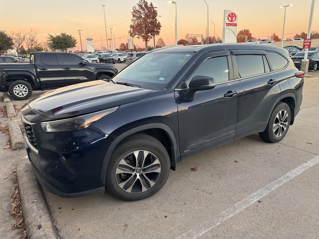 Used 2023 Toyota Highlander Hybrid XLE w/Moonroof/Leather/18-in Alloy SUV