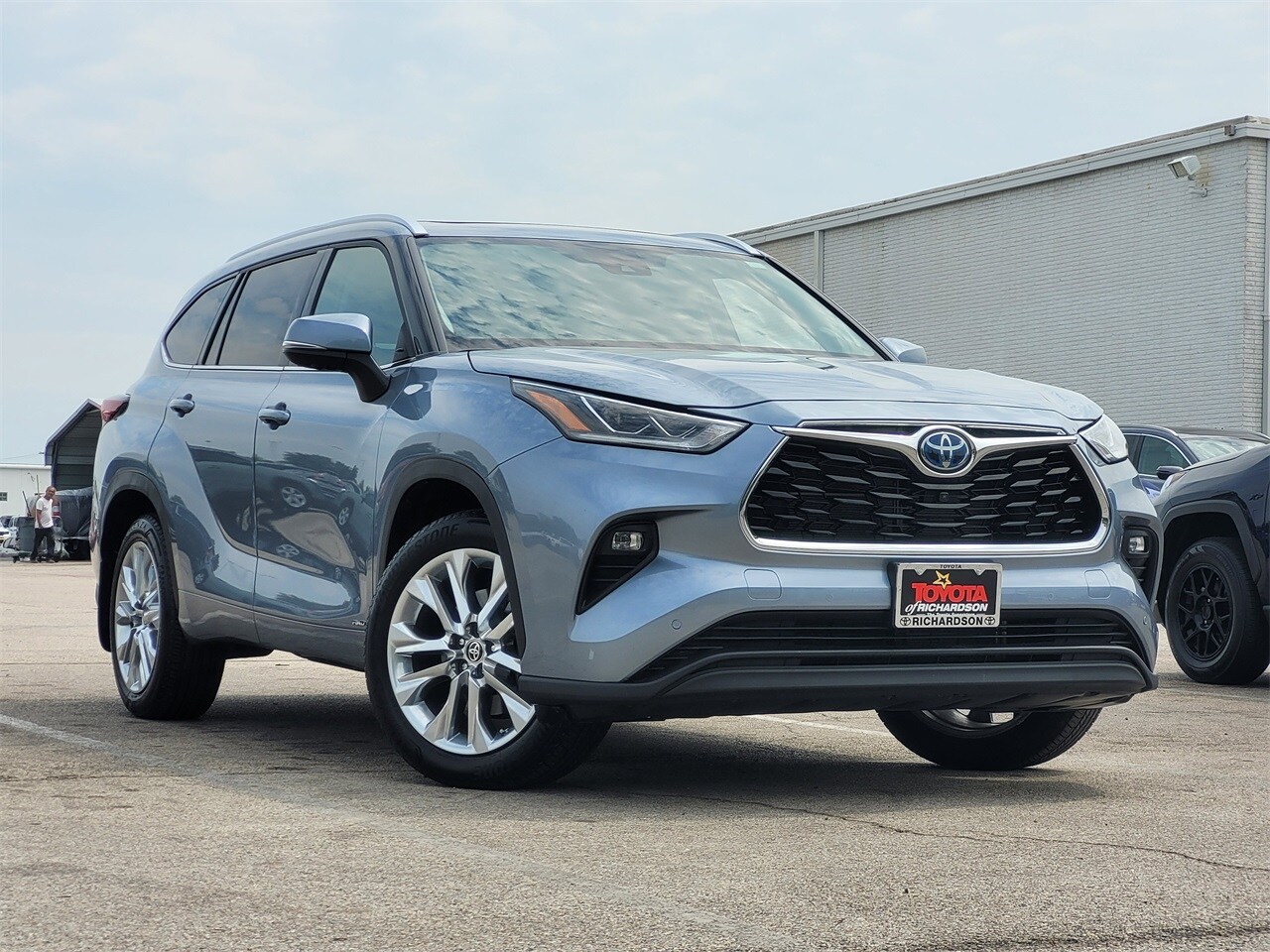 2024 Toyota Highlander Hybrid Limited photo 2