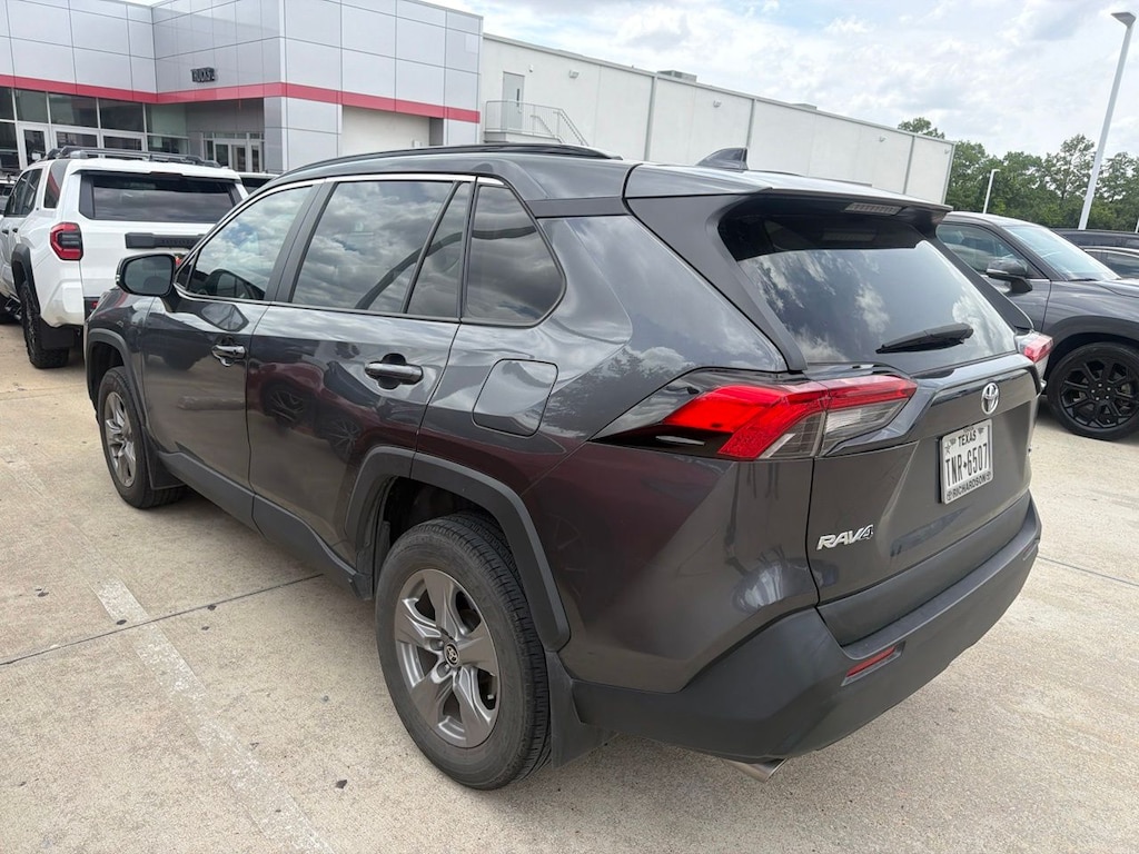 Used 2023 Toyota RAV4 XLE w/17-Inch 5-Spoke Silver Alloy Wheels SUV