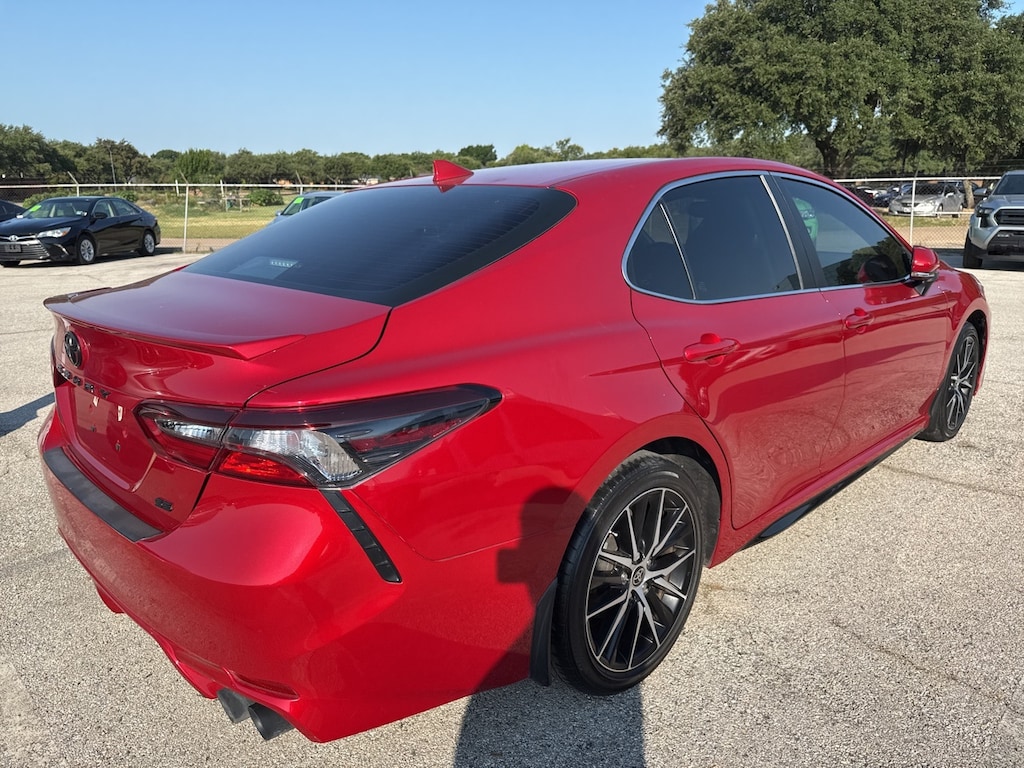 Used 2022 Toyota Camry SE w/18-in Black Machined-Finish Alloy Sedan