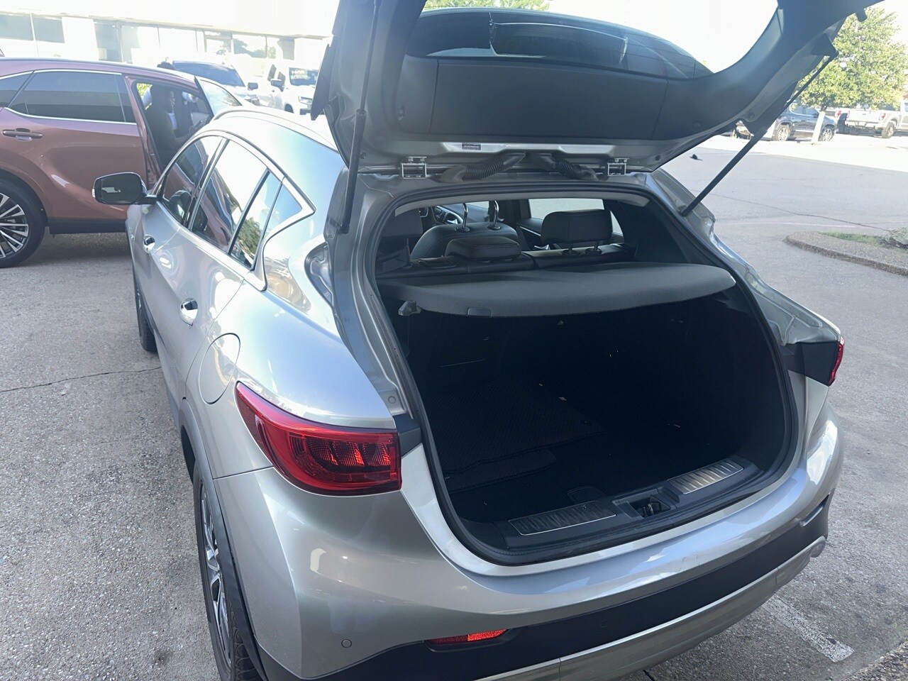 2017 Infiniti QX30 Premium photo 4