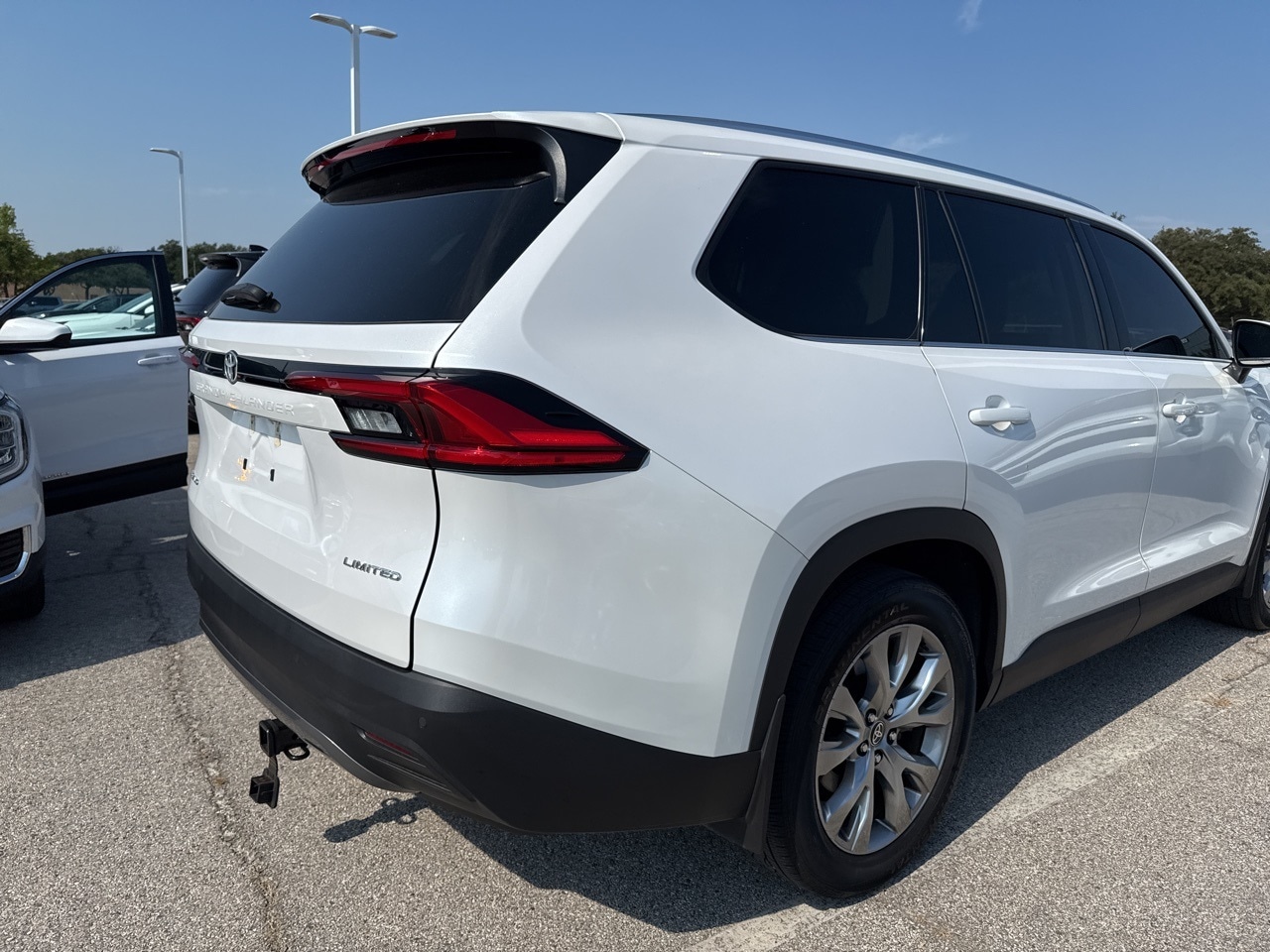 2024 Toyota Highlander Hybrid Limited photo 4