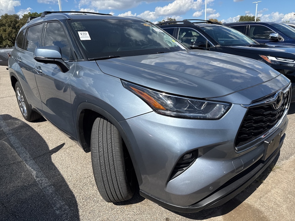 Used 2024 Toyota Highlander LE w/18-Inch Painted Alloy Wheels SUV