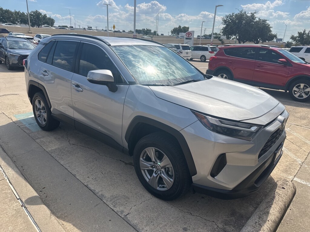 Used 2022 Toyota RAV4 XLE w/17-Inch 5-Spoke Silver Alloy Wheels SUV