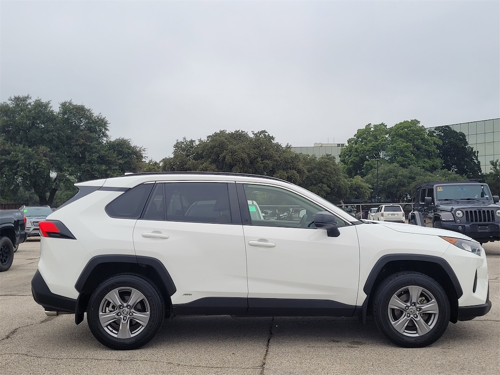 Used 2022 Toyota RAV4 Hybrid LE w/17-Inch Silver Alloy/Leather Seats SUV