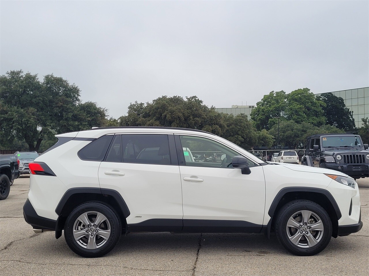 2022 Toyota RAV4 Hybrid photo 2