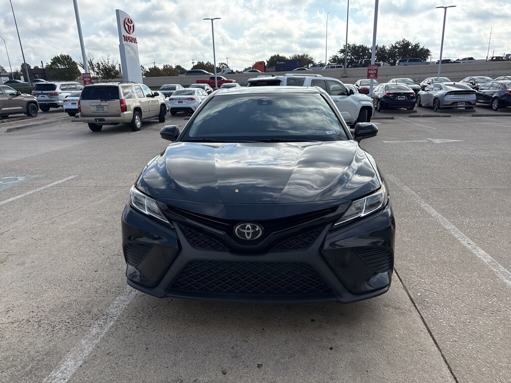 Used 2018 Toyota Camry SE w/18-in Black Machined-Finish Alloy Sedan