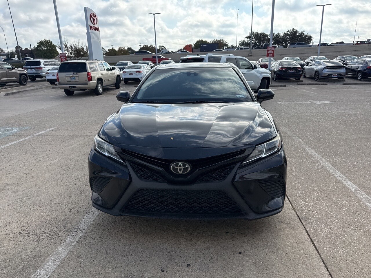 2018 Toyota Camry SE photo 2