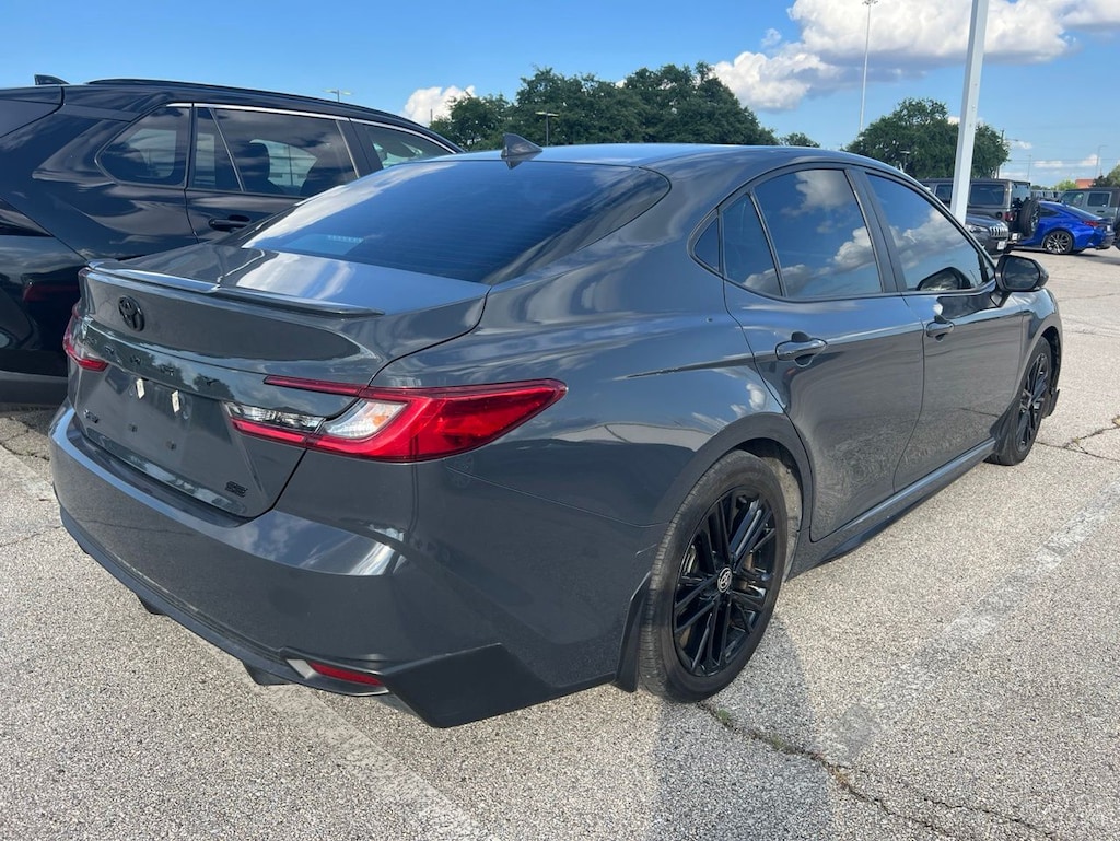 Used 2025 Toyota Camry SE w/Smart-Key/Sunroof/18-in Black-Finished Alloy Sedan