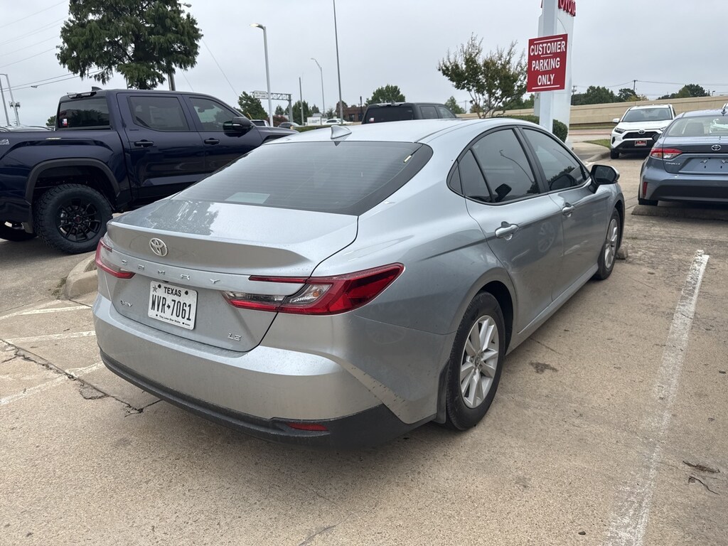 Used 2025 Toyota Camry LE w/Convenience Package/16-in Alloy Sedan