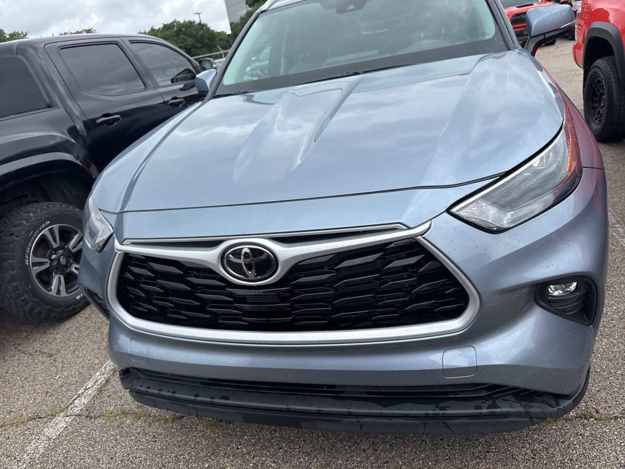2023 Toyota Highlander XLE photo 2