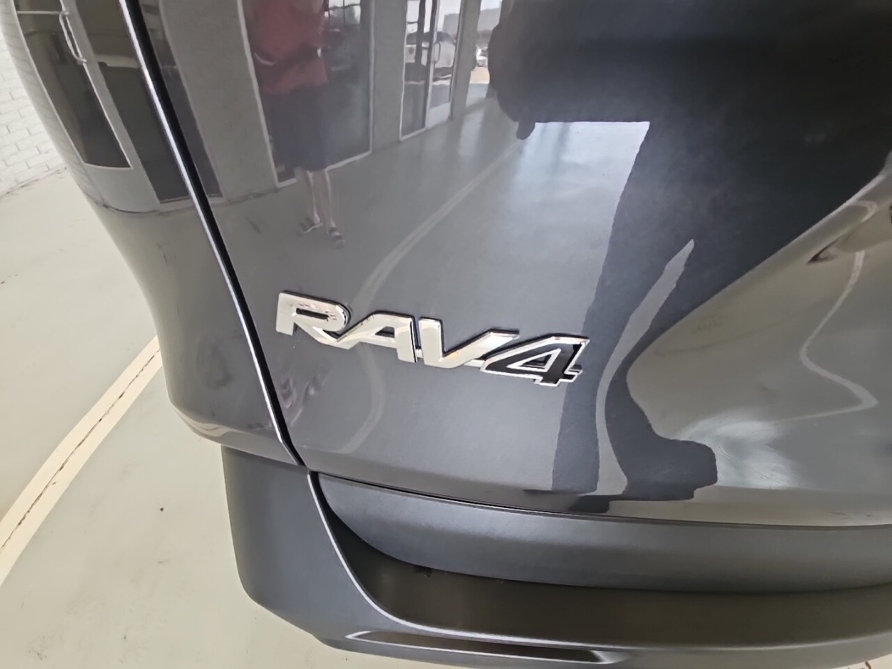 2025 Toyota RAV4 XLE photo 4