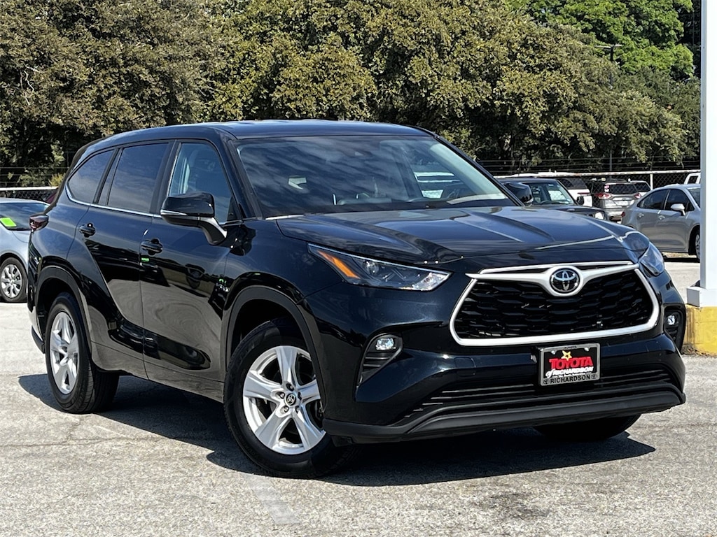 Used 2024 Toyota Highlander LE w/18-in Painted Alloy Wheels SUV