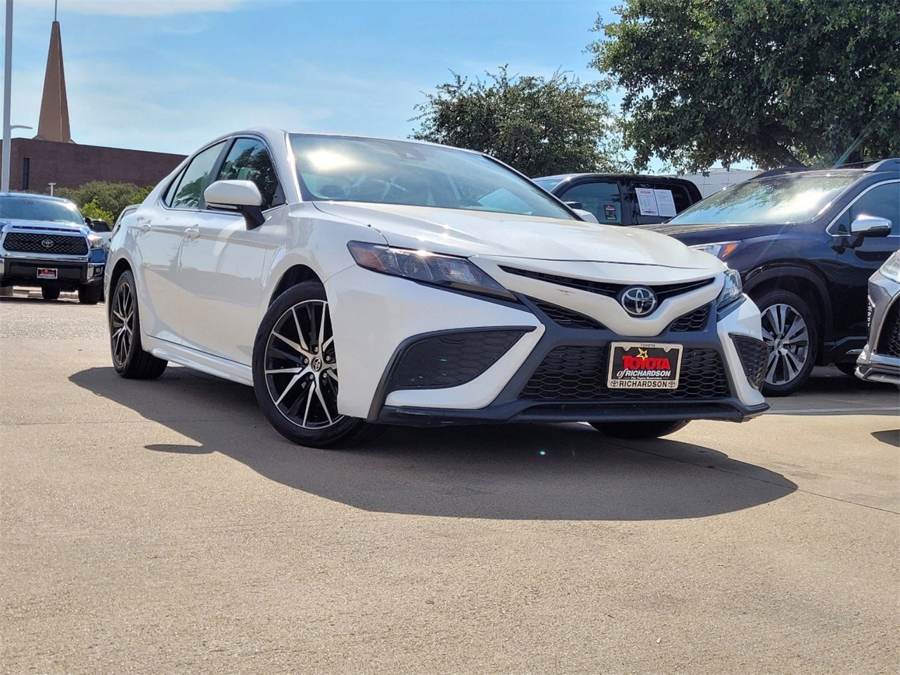 Used 2022 Toyota Camry SE with VIN 4T1G11AK2NU028251 for sale in Richardson, TX