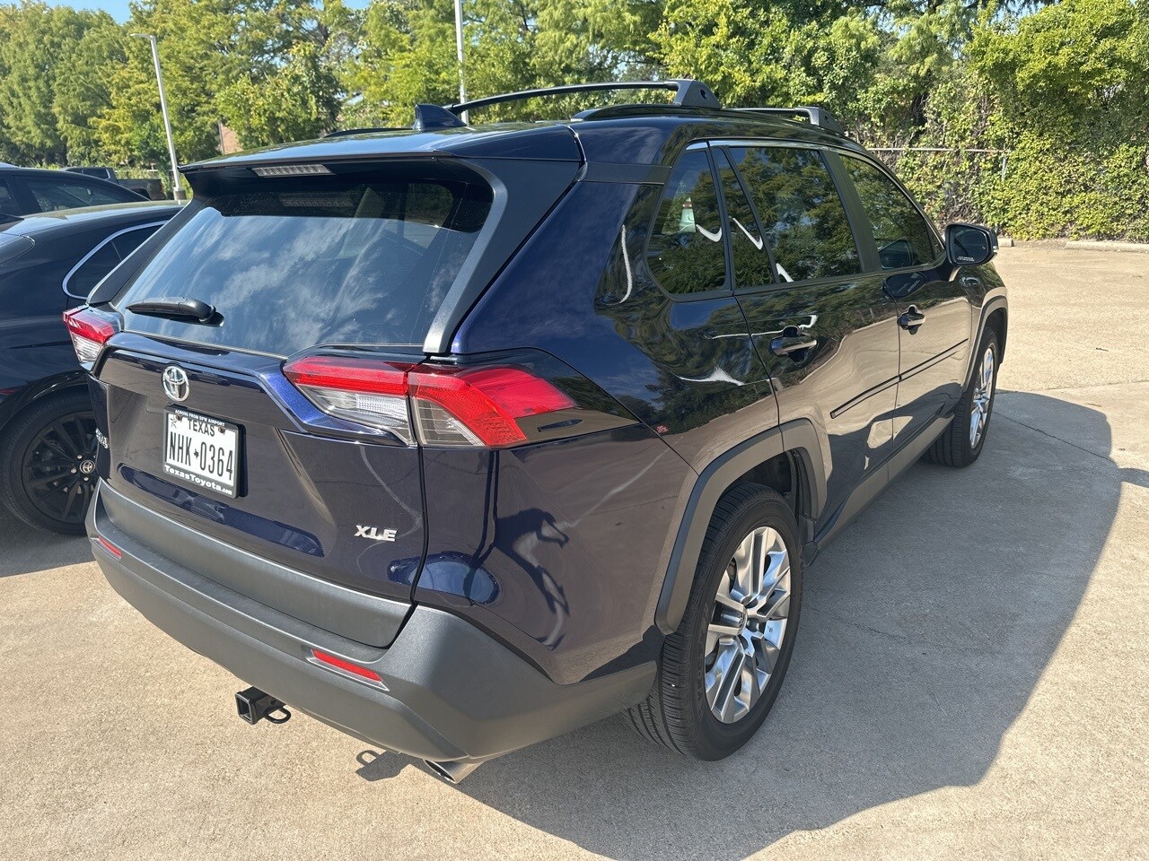 2020 Toyota RAV4 XLE Premium photo 3