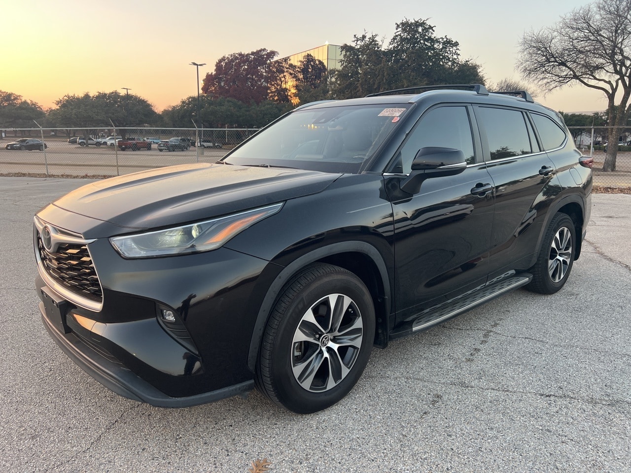 2024 Toyota Highlander XLE's photo