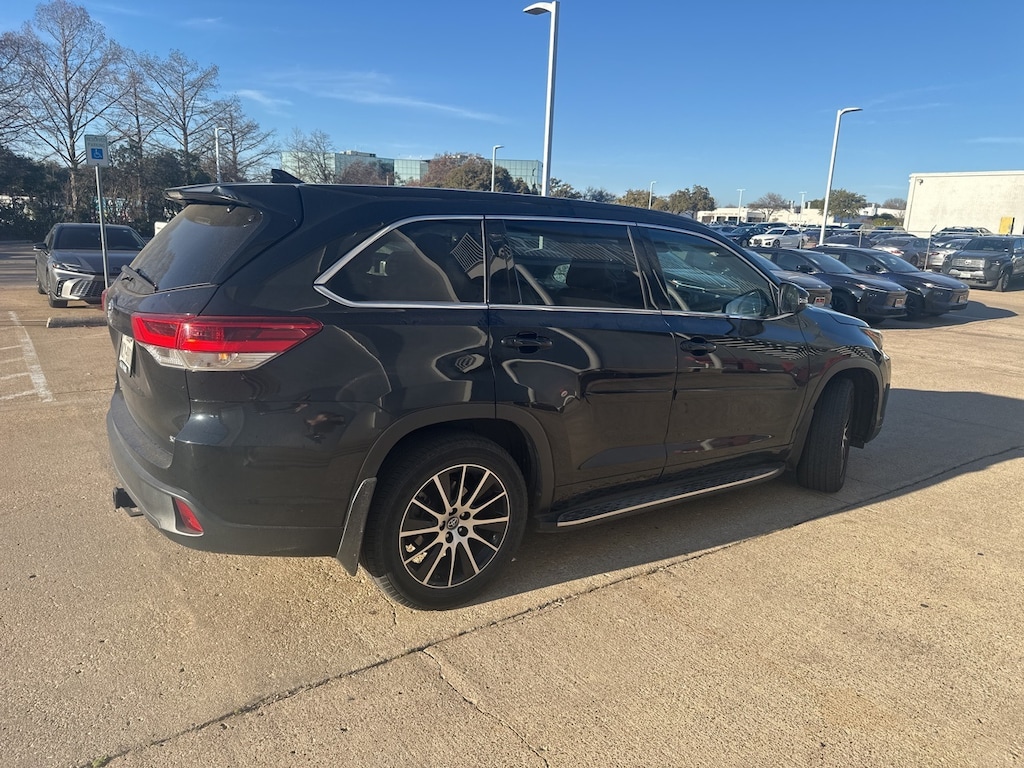 Used 2017 Toyota Highlander SE SUV