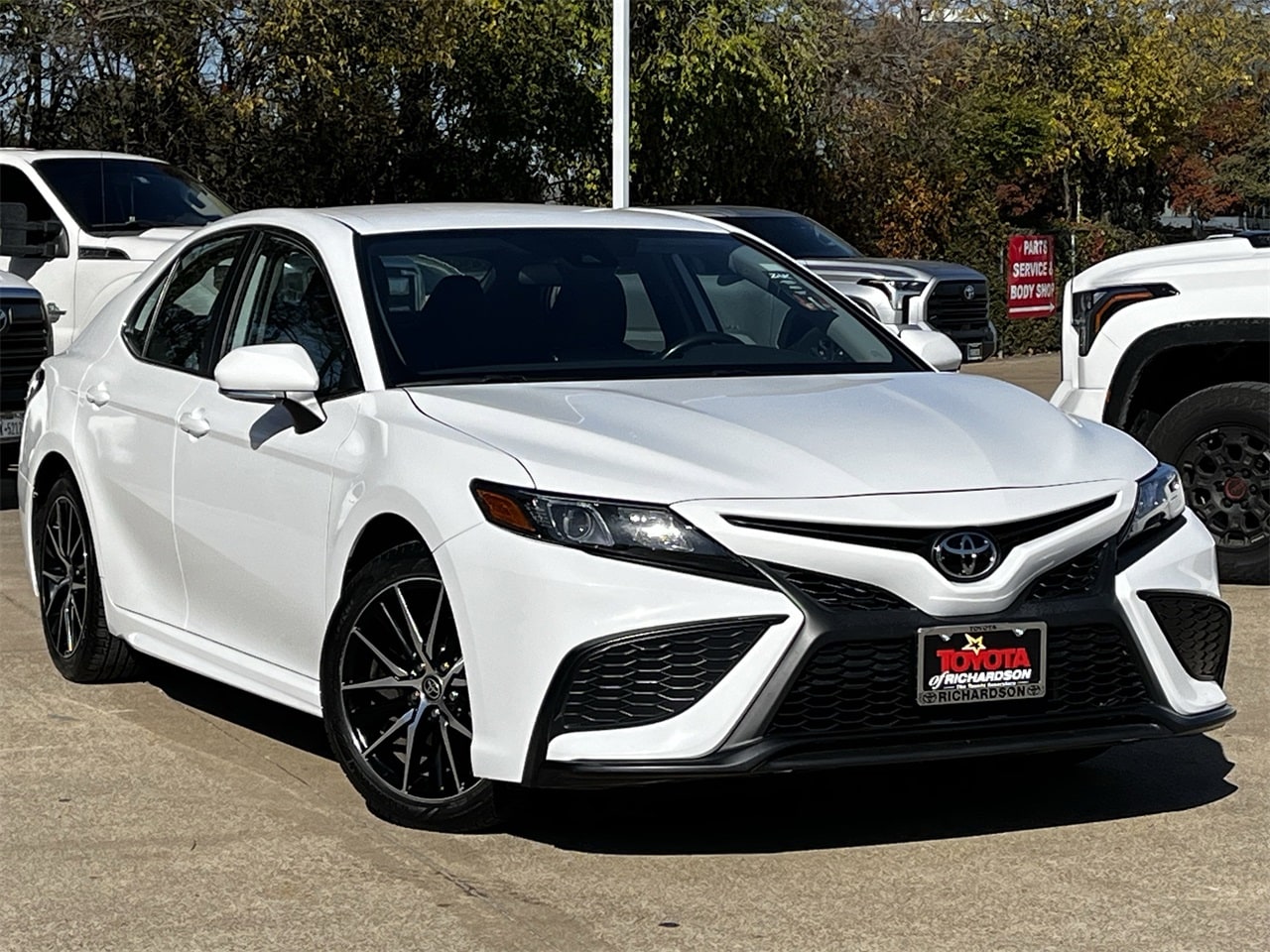 2023 Toyota Camry SE's photo