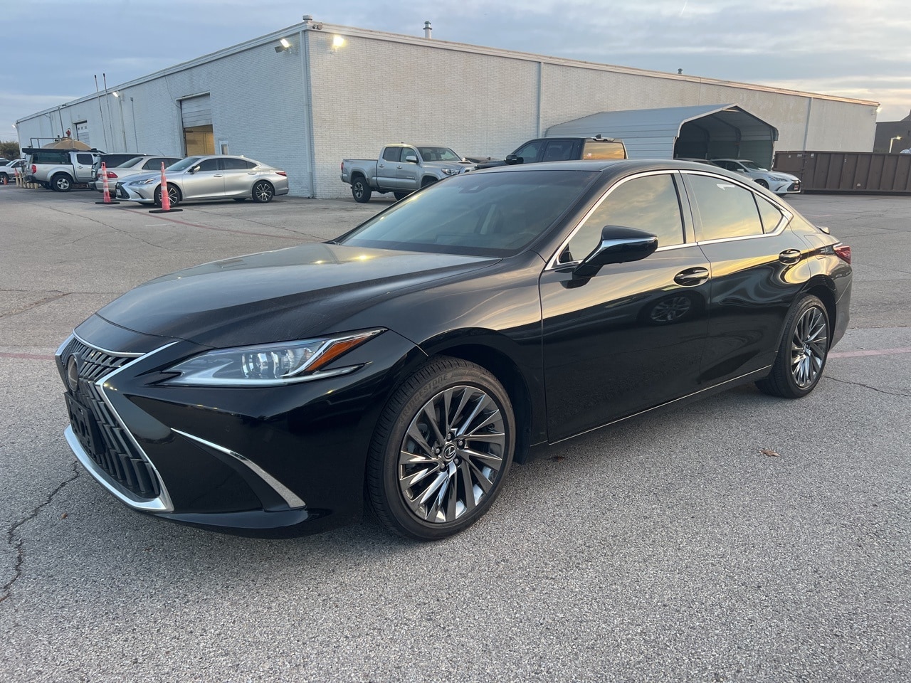2024 Lexus ES Hybrid 300h Luxury's photo