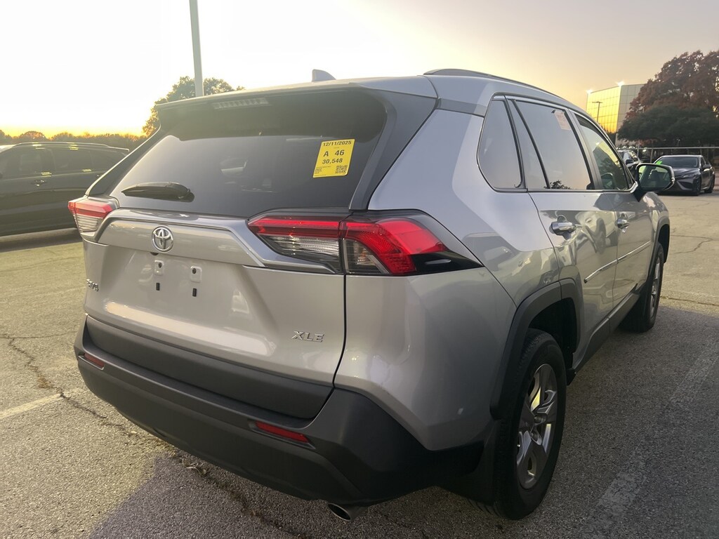 Used 2022 Toyota RAV4 XLE w/Convenience Pkg/Moonroof/17-in Alloy SUV