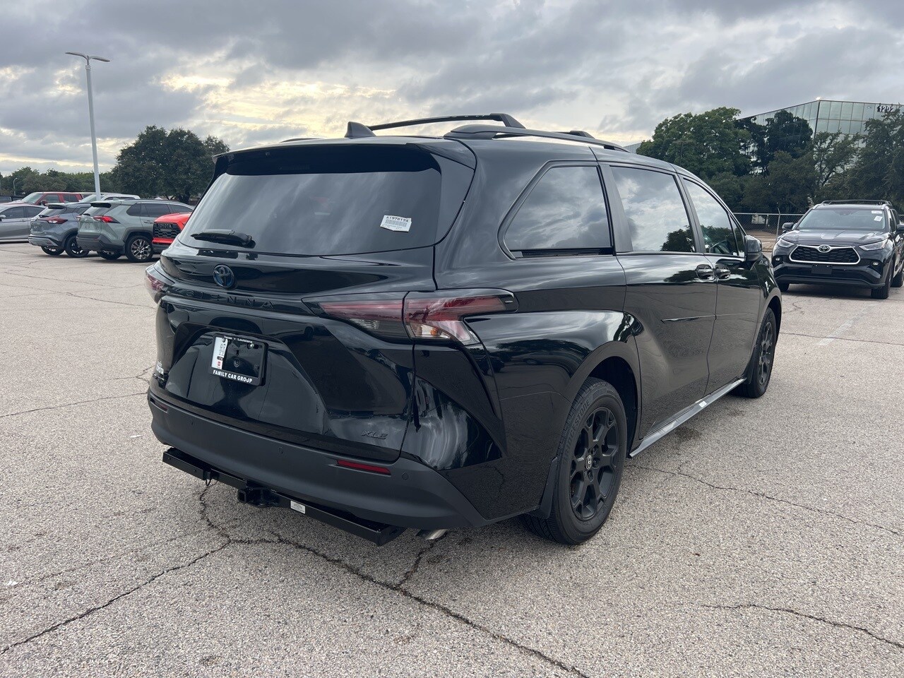 2025 Toyota Sienna Woodland Edition photo 4