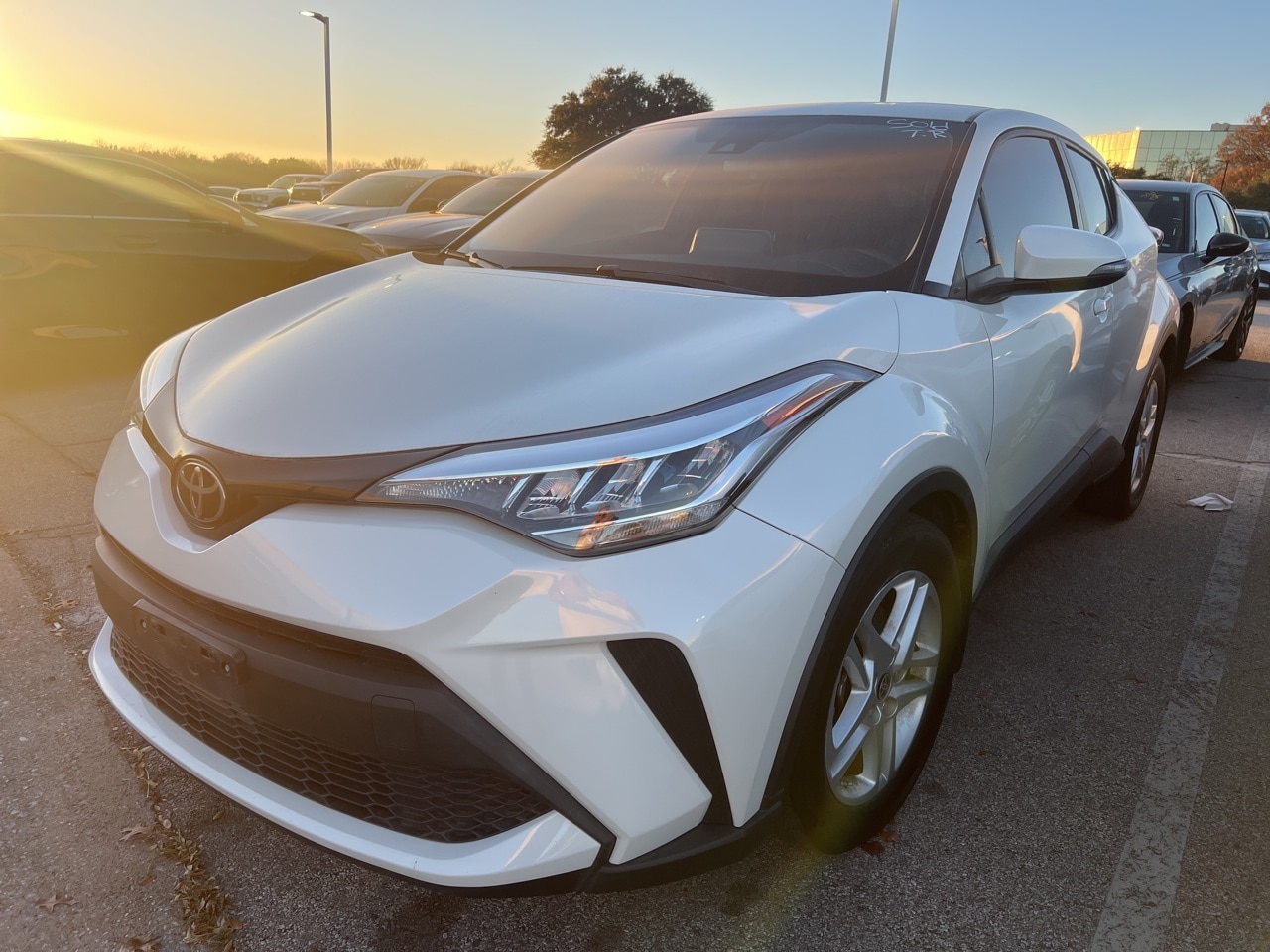 2020 Toyota C-HR LE's photo