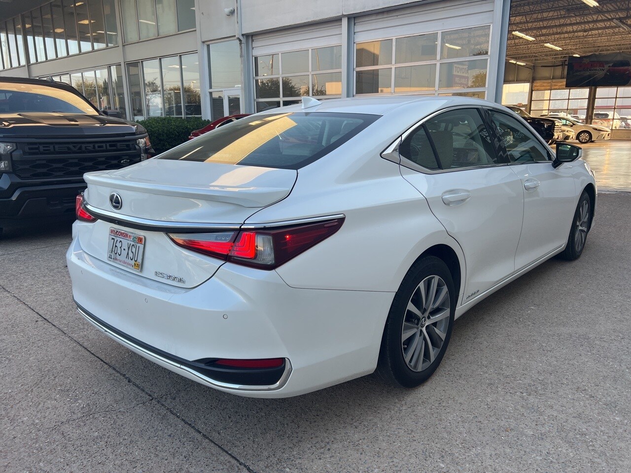 2021 Lexus ES 300h Luxury photo 4