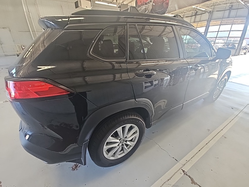 Used 2024 Toyota Corolla Cross LE w/17-Inch Silver Alloy Wheels SUV