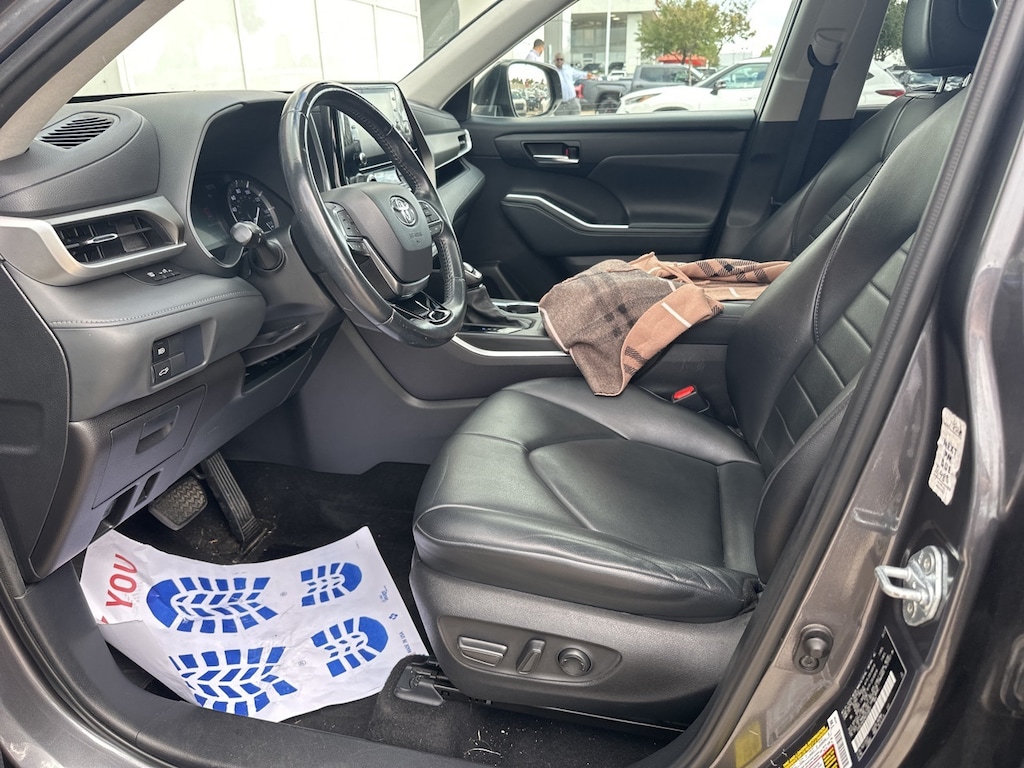 Used 2021 Toyota Highlander XLE w/Sunroof/Leather/18-in Alloy SUV