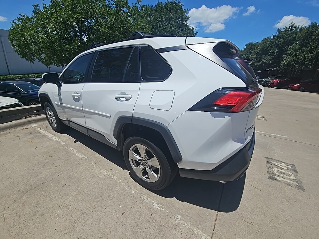 Used 2021 Toyota RAV4 XLE w/Moonroof/17-in. 5-Spoke Silver Alloy SUV